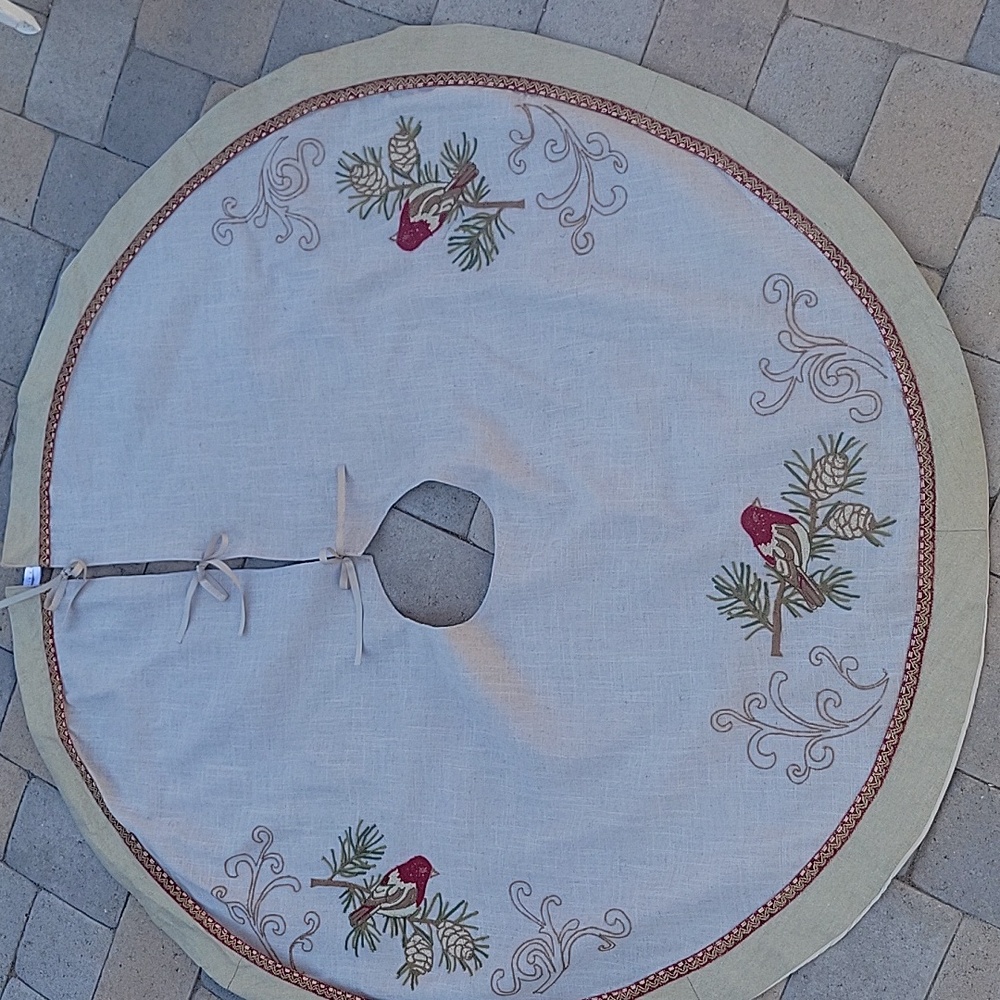 DOMAIN Christmas Tree Skirtw/Cardinals motive on Linen fabric.